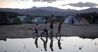 Das EJPD habe von sich aus gegen&uuml;ber Griechenland zugesichert, dass die Schweiz eine gewisse Anzahl unbegleiteter Minderj&auml;hrige mit Familienbezug in die Schweiz &uuml;bernehmen werde. (Symbolbild)