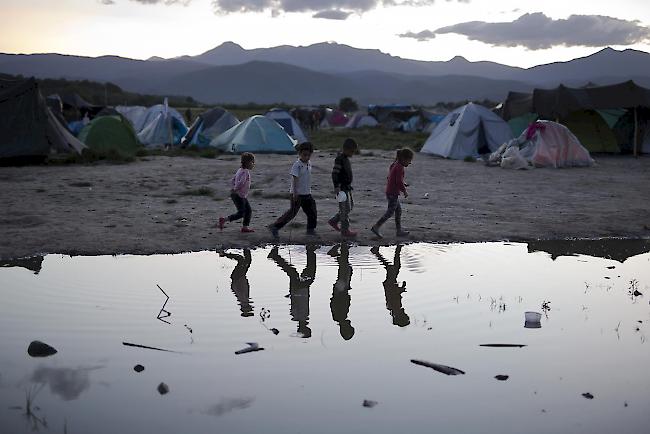 Das EJPD habe von sich aus gegenüber Griechenland zugesichert, dass die Schweiz eine gewisse Anzahl unbegleiteter Minderjährige mit Familienbezug in die Schweiz übernehmen werde. (Symbolbild)