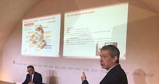 Energieminister Roberto Schmidt (links) und Dienststellenchef Jo&euml;l Fournier an der Medienkonferenz am Freitag in Sitten.