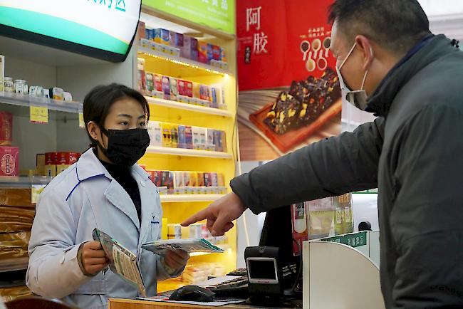 Verkaufen von Masken in einer Apotheke in Wuhan, China.