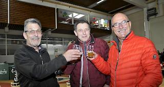 Von links: Cosimo Morciano aus Albinen mit Anton Krummenacher und Willi Vogler (beide aus Leukerbad) liessen sich von der guten Laune anstecken.