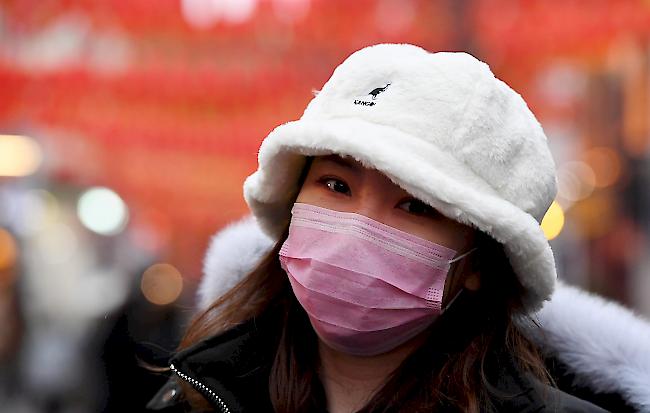 Eine Frau trägt eine Gesichtsmaske in London.