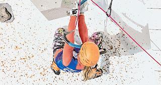 Impressionen der Eiskletternacht in Saas-Fee. Die N&auml;he zu den Athleten ist in Saas-Fee einzigartig&hellip;