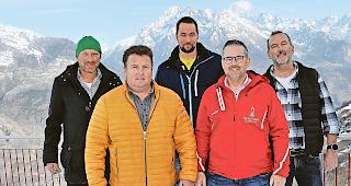 Vor eindr&uuml;cklicher Kulisse. Der neue komplette Vorstand in Oberems: Aktuar Bernhard R&auml;ss, Pr&auml;sident Willi Stocker, Heinz Arnold, verantwortlich f&uuml;r Lehrlinge, Vizepr&auml;sident Fabian Molinari (neu) und Kassier Thomas Nessier (von links).