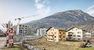 Bau-Brache. Hier beim &laquo;Channa&raquo;-Kreisel in Naters soll das Mehrfamilienhaus gebaut werden.