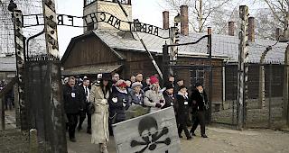 Holocaust-&Uuml;berlebende nehmen an einer Zeremonie durch das ehemalige Konzentrationslager Auschwitz teil.
