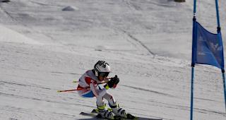 Ein junger Nachwuchsfahrer in perfekter Rennposition.