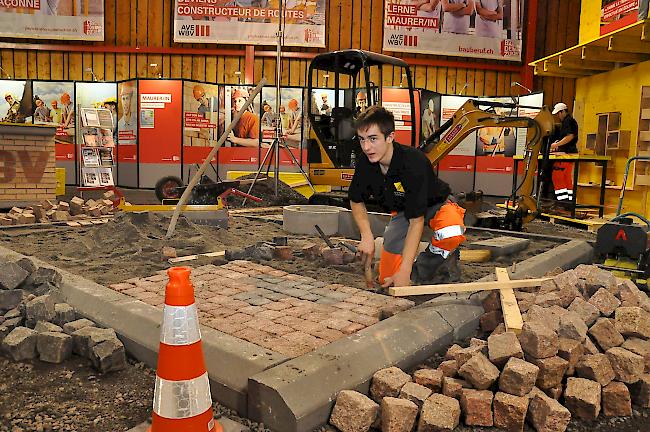 Insgesamt präsentieren rund 100 Aussteller um die 400 verschiedene Berufe.