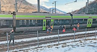 &Uuml;ber die Gleise. Die Passagiere verliessen den blockierten Zug und machten sich zu Fuss  Richtung Bahnhof Brig auf.Foto zvg