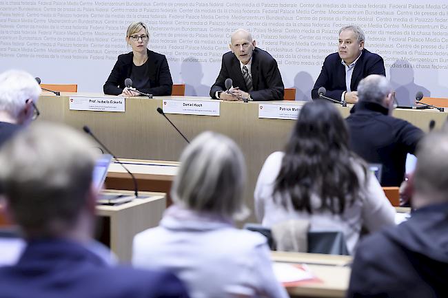 Daniel Koch, Leiter Abteilung übertragbare Krankheiten BAG, spricht an der Seite von Prof. Isabella Eckerle, Leiterin Zentrum für Viruserkrankungen, Universitätsspital Genf, und Patrick Mathys, Leiter Sektion Krisenbewältigung und internationale Zusammenarbeit BAG, während einer Medienkonferenz über die Situation des neuen Coronavirus im Medienzentrum Bundeshaus in Bern. (v.l.)