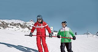 Vertrauenssache. Skilehrer Heinz In-Albon und seine 81-j&auml;hrige Sch&uuml;lerin Ursula Sass kurven vorsichtig einen der &Uuml;bungsh&auml;nge auf der Bettmeralp hinunter.