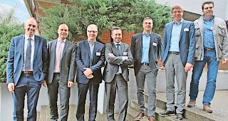 Auf gelungene Partnerschaft. Staatsrat Christophe Darbellay, Fran&ccedil;ois Seppey (Direktor der HES-SO Valais-Wallis), Lonza-Standortleiter Renzo Cicillini, Ga&euml;tan Cherix (Direktor Hochschule f&uuml;r Ingenieurwissenschaften), Sergio Schmid (Leiter Institut Life Technologies), Torsten Schmidt (Leiter Ibex Operations) und Mario Schnyder &shy;(Leiter Transition, Training & Local Site Support), von links, freuen sich auf die gemeinsamen Ausbildungsprogramme.Foto mengis media