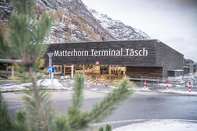 Die Strasse zwischen Zermatt und Täsch bleibt gesperrt. 