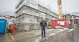 Hochbetrieb. Gemeinderat Christian Tenisch auf der Baustelle der neuen Kita in Ried-Brig: &laquo;Wir sind voll im Fahrplan.&raquo;Foto mengis media/alain amherd