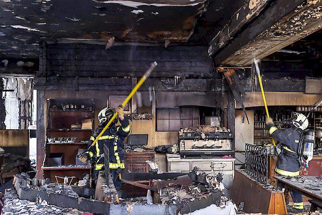 40 Anwohner brachten die Feuerwehrleute in Sicherheit,...