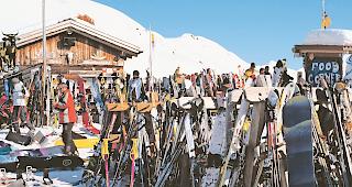 Wenig Schutz. Ski werden oft vor Bergrestaurants geklaut. symbolbild keystone