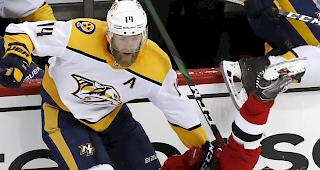 Nico Hischier (rechts) st&uuml;rzt nach einer Kollision mit dem Schweden Mattias Ekholm, Verteidiger bei den Nashville Predators.