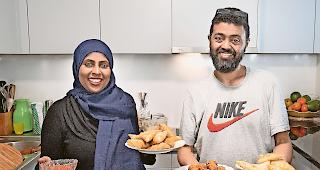 Eingespieltes Team. Ali Ahmed Abdulwahab und seine Frau Hussen Dahir Shamso pr&auml;sentieren mit Sambusa und  Baajiya an Shatta eine frittierte Spezialit&auml;t der somalischen K&uuml;che.Foto mengis media/Daniel Berchtold