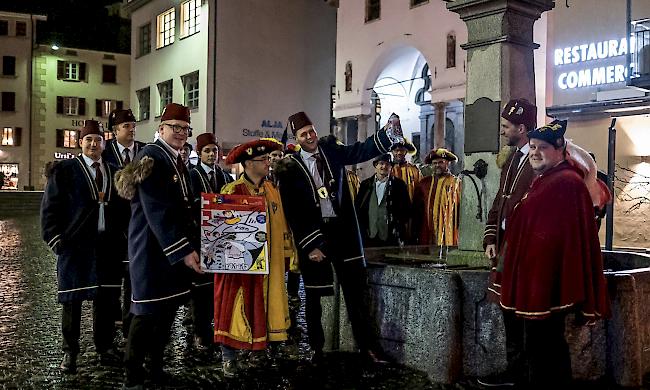 Am Donnerstagabend präsentierten die Fasnachtsgesellschaften Türkenbund, Drachentöter und
Bäji-Zunft in Brig die neuste Ausgabe der Oberwalliser Fasnachtszeitung «Rätscha». 