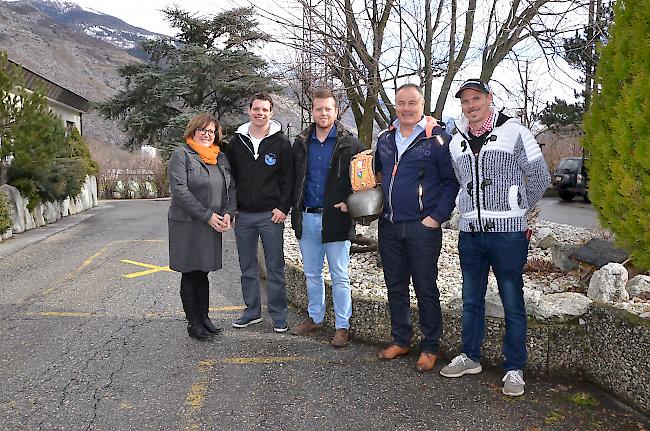 Der Vorstand der «Ringkuhfreunde Oberwallis»: Edith Wyer, Ralf Sewer, Angelo Seematter (neu), Alex Petrig (alt) und Marc-André Truffer. Es fehlt Präsidentin Eveline Bayard. (v.l.)