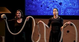 Jennifer Skolovski und Carina Pousaz (von links) mit dem &laquo;Superwurm&raquo;.