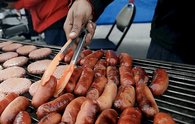 Ein Indoor-Grillfest in Leibstadt hat am Samstagabend für acht anwesende Personen böse Folgen gehabt. Sie mussten mit Rauchvergiftungen ins Spital gebracht werden.