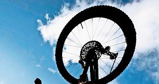 Wegen Mountainbikern. Pro Natura Wallis f&uuml;rchtet sich um die Sicherheit von Wanderern und Wildtieren.Foto Keystone