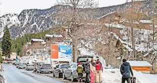 Wildes Parkieren. Szenen wie diese m&ouml;chte man in Blatten k&uuml;nftig nicht mehr sehen.