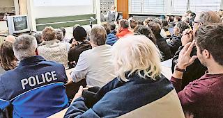 Rappelvoll. Die Zwangsversteigerung zweier Wohnungen auf Betreiben der Gemeinde Zermatt stiess auf grosses Interesse bei m&ouml;glichen K&auml;ufern.