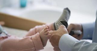 Ob V&auml;ter k&uuml;nftig zwei Wochen bezahlten Urlaub erhalten, muss nun das Stimmvolk entscheiden.