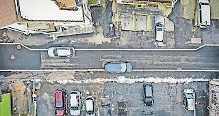 Fehlverhalten. Bei dieser Einengung inmitten der Belalpstrasse m&uuml;ssen vom Dorfkern her kommende Fahrzeuge beim Kreuzen &shy;eigentlich abwarten. Viele weichen aber auf den Fussg&auml;ngerstreifen aus.