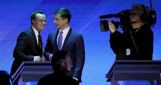 Der demokratische Pr&auml;sidentschaftskandidat Pete Buttigieg (rechts), spricht nach der Debatte am Freitag mit seinem Ehemann Chasten Buttigieg.