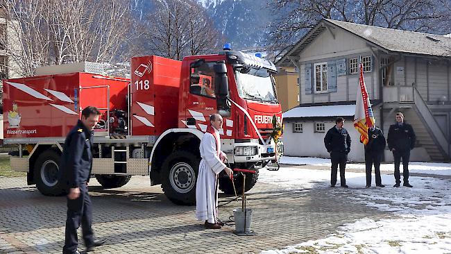 Pfarrer Jean-Pierre Brunner weihte das neue Wassertransportfahrzeug der Feuerwehr Naters ein.