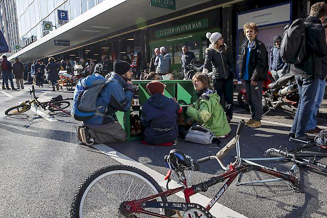 Bilder von der Blockade am Samstagmittag in Genf.