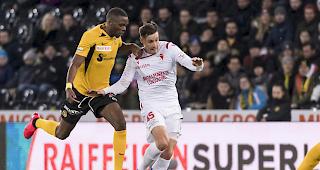 Der FC Sitten (Mickael Facchinetti, rechts, im Zweikampf mit YBs Martins) zeigte eine engagierte Leistung.