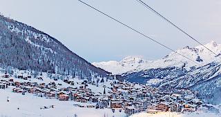 Blick in die Ferne. Die Gemeinder&auml;te von Saas-Fee (Bild), Saas-Grund und Saas-Almagell sollen &uuml;ber eine Fusion nachdenken.