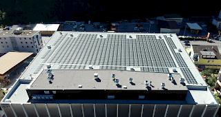 Die Visp Energie Dienste AG investierte im letzten Gesch&auml;ftsjahr unter anderem in die 2500 Quadratmeter grosse Photovoltaik-Anlage auf dem Dach der Lonza Arena.