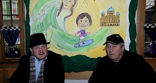 Kurt Regotz mit Hut und Roland Derendinger mit Tsch&auml;ppi im Restaurant &laquo;zum Eidgenossen&raquo;.