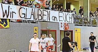Unterst&uuml;tzt von einigen Dutzend mitgereisten Fans gewannen die Visper Lions das entscheidende &shy;Ausw&auml;rtsspiel gegen Aergera Giffers mit 4:3 und schafften die Playoffs-Qualifikation. Foto Petra Carlen