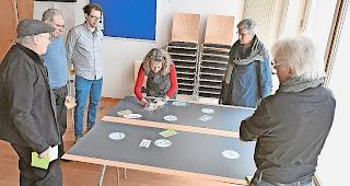 &laquo;Spycher&raquo;-Team. Carlo Schmidt, Arnold Steiner, Ren&eacute; Providoli, Brunhilde Matter, Madeleine Kuonen und Reinhold Schnyder  (von links) an der Arbeit.Foto mengis media