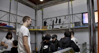 Am Stand des Bureau de M&eacute;tiers k&ouml;nnen die Jugendlichen 360-Grad-Filme zu den Bauberufen anschauen.