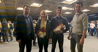 Stadtrat Patrick Amoos, Lena Volken, Livio Summermatter und Sportkommission-Pr&auml;sident Elias Borter (von links).