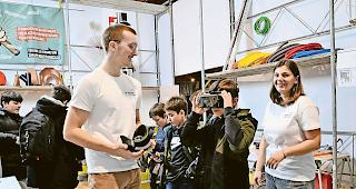 Einblick. Am Stand des Bureau des M&eacute;tiers k&ouml;nnen sich die Jugendlichen dank Virtual Reality einen &Uuml;berblick verschaffen.Foto Mengis Media