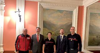 Bianca Ballmann erhielt am Donnerstag als erste Frau aus dem Oberwallis das Brevet &laquo;Walliser Feuerwehrinstruktorin&raquo; &uuml;berreicht.