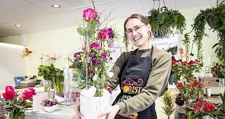 <b>Schon Fr&uuml;hling.</b> Sinja Gruber ist in ihrem dritten und letzten Lehrjahr beim &laquo;Bl&uuml;emuparadies Weissen&raquo; in Visp.