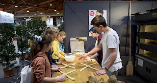 <b>Impressionen.</b> Rund 1700 Oberwalliser OS-Sch&uuml;ler entdeckten die Berufe des B&auml;ckers, &hellip;