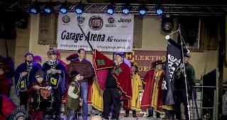 F&uuml;rstgraf Jozzelin XI. erhielt das Schwert von Gemeinderat Pascal Salzmann &uuml;berreicht.