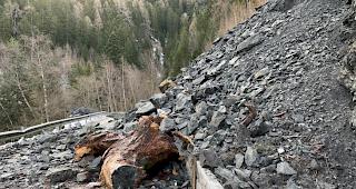 Gem&auml;ss Edy Abgottspon, zust&auml;ndiger Strassenmeister f&uuml;r den Streckenabschnitt, versch&uuml;tteten rund 200 Kubikmeter Schutt die Strasse zwischen Eischoll und Turtmann am Samstagabend gegen 18 Uhr.