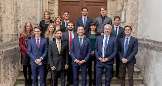 In Anwesenheit von Staatsrat Fr&eacute;d&eacute;ric Favre (mitte) erhielten am Montag in Sitten acht Anw&auml;lte und drei Notare ihre Diplome.