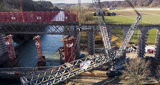 Mit dem Anheben der neuen Br&uuml;cke erfolgte einer der spektakul&auml;rsten Schritte der Erneuerung des 1901 erbauten Saaneviadukts.
